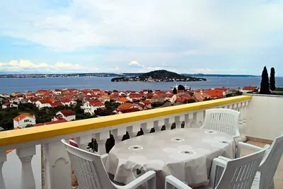 Image de Appartement de deux chambres avec la terrasse et la vue sur le mer Preko, Ugljan (A-20853-a)