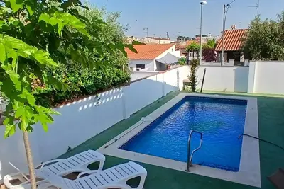 Image de Maison à louer avec piscine privée. Hutg-001783