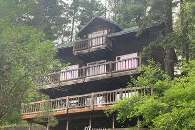 Image de Sunny Pines · Cozy + Pet Friendly Cabin Retreat!