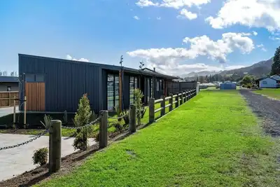 Image de Custom designed holiday home, next to Cycleway.