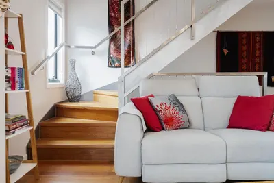 Image de StayCentral - Thornbury Entertainer Townhouse - Clarendon St, Thornbury - 2 Bedrooms, 2 Beds, 2 Bathrooms, 1 secure undercover parking spot (extra parking on street & carpark next door with limited parking).