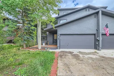 Image de Spacious Duplex with Private Hot Tub and Ev Charger! !