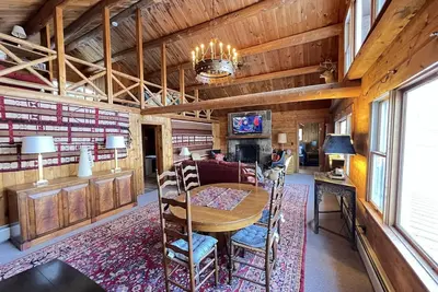 Image de Cozy ski cabin, minutes to mountains
