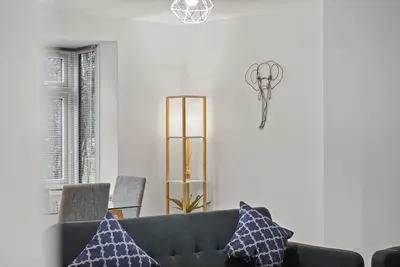 Image de 2br Barnet Gem with Front Garden