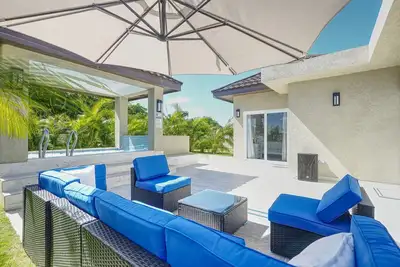 Modern 3 bedrooms with king size bed and hot tub