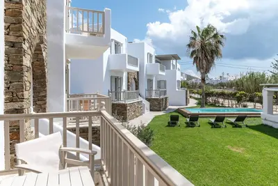 Image de ''Ninemia Suites Tinos Grand 104' avec piscine partagée, Wi-Fi et climatisation