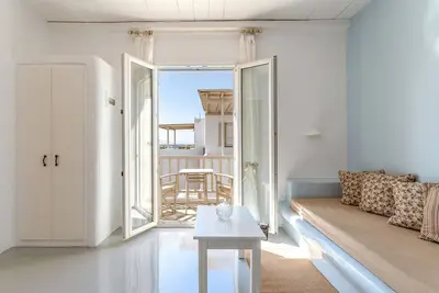 Image de Appartement dans un hĂ´tel 'Ninemia Suites Tinos Grand 203' avec vue sur mer, Wi-Fi et climatisation