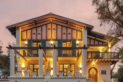 Image de Villa Sciurus  avec grande piscine entre lac et océan