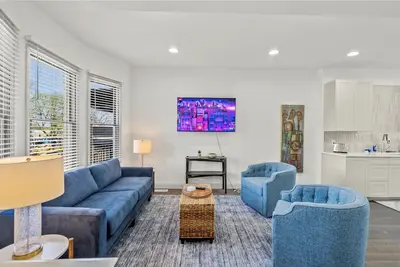 Image de Historic Downtown Brownstone Completely Renovated!