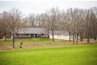 Image de Cc Lodge welcomes you with 250 acres of land! Perfect for biking, hunting, etc!