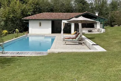 Image de Belle Villa avec piscine chauffée située sur un Parc Arboré de plous d'1 hectare
