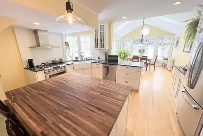 Image de 4 Bdrm Brighton Character Home Steps to Downtown Ch'town & Victoria Park