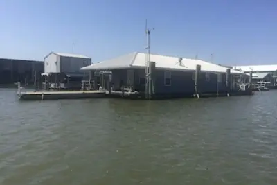 Image de The Pearl - Beautiful, renovated Houseboat in Venice Marina!