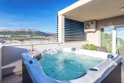 Luxury modern penthouse w. jacuzzi & huge terrace