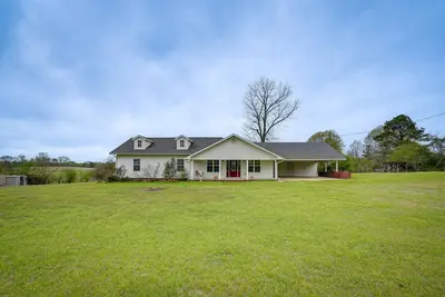 Image de Quiet Marion Getaway with Fireplace!