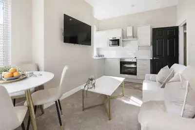 Image de Apt 4 (1st Floor 2 bed)-Moderne-Vue ville-Appartement-Salle de bain privée sé. . .