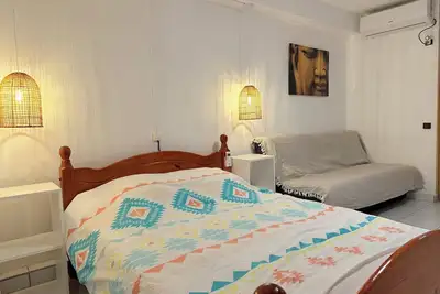 Image de Studio Ensoleillé Lagon Bleu avec Piscine et entrée autonome