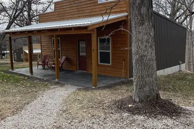 Image de Country Cabin with Jacuzzi Tub Near Blue Springs Ranch