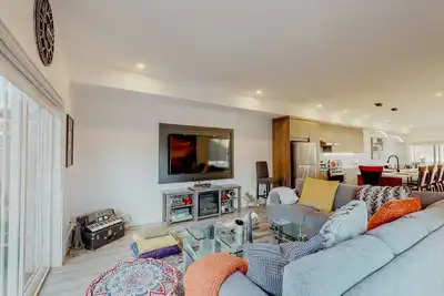 Image de Urban Delight. . . just 5 mins walk to beach & lake