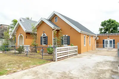 Image de 2 Bedroom gated Annex -pool, king & queen beds, free parking and wifi