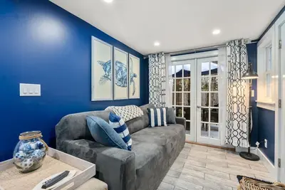 Image de Luxurious Cottage - walk to the beach! Brand new listing!