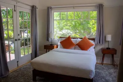 Image de New! Luxe Sunny Estate | Walk to Dining | HugeYard