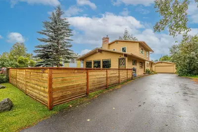 Image de Inviting home with fireplace, natural light, full kitchen, W/D