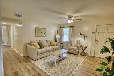 Image de Serenity Escape- 1/2 mile from the square