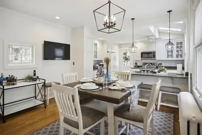 Image de Beautiful Blend of Restoration and Renovation in this Downtown Home