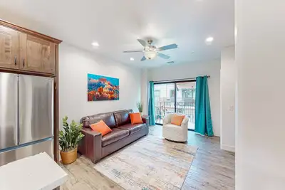 Image de Brand-new downtown townhouse with mountain views, patio, balcony, streaming, Ac