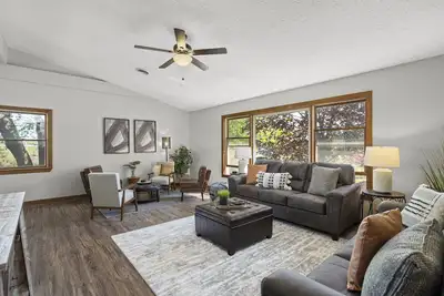 Image de Spacious Modern Farmhouse - Pickleball Court & near Beach!