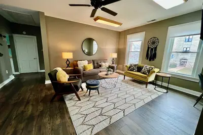 Charming Downtown Apartment - walk to everything!