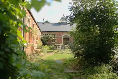 Image de Converted stable block cottage with function room, courtyard garden & woodland