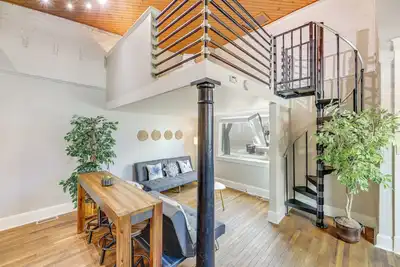 Cozy Boho-Chic Loft ~ 2 Mi to Downtown Cincinnati