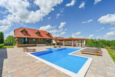 Image de Belle maison Ă Lestakovec avec cuisine