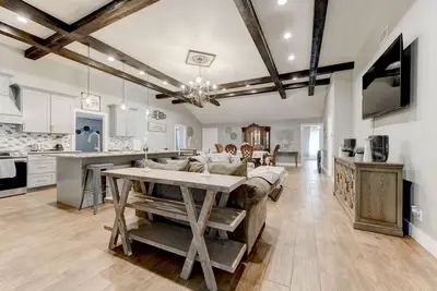 Image de Custom rustic 7 bedrm 3 bath sleeps 16