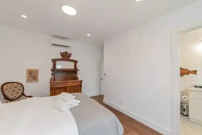 Image de Updated and Spacious 3br/2ba Victorian Style Home