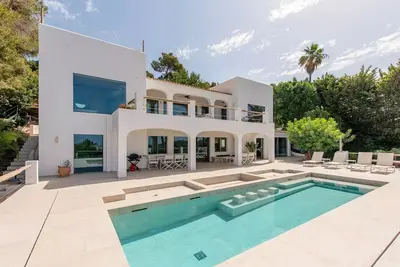Image de House of Dreams – A Luxurious Escape with Unrivaled Elegance and Views\"