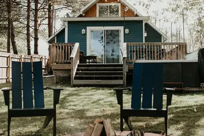 Image de Lake Forest Cottage - Dog Friendly w/ Hot Tub, Firepit and Kayaks