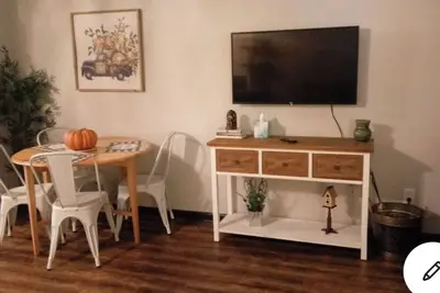 Downtown Country Charm, Pet Friendly for 4