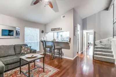 Image de Oak Lawn/Uptown condo with 2 living areas