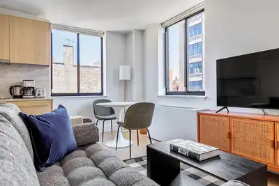 Image de Sleek Uws 1br w/ Doorman, Elevator, Gym, near Central Park, by Blueground