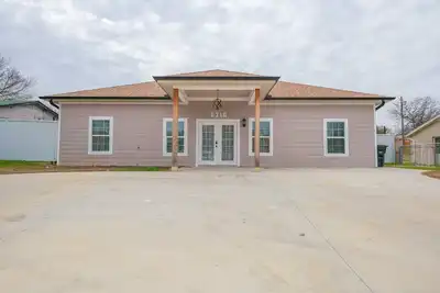 Image de Safari themed 8 bedrooms 3 bath home with 3 - 4 dining areas & grand kitchen