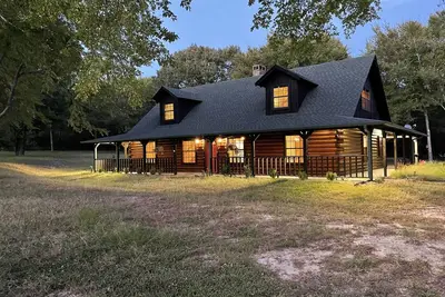 Image de Getaway from the hustle and bustle and stay in a peaceful cabin in the woods!