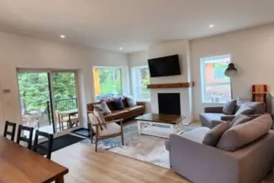 Image de Family cabin sleeps 10 w/ hot tub, games room &  mountain views - 2 mins to base