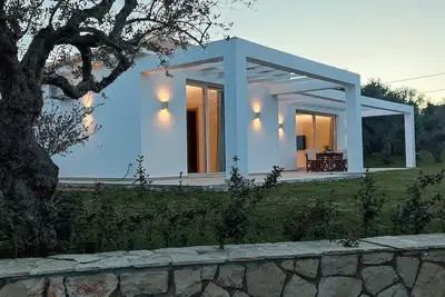 Image de Fence off, surrounded by large olive grove 200m from the sandy beach
