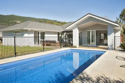 Image de Sunny & spacious modern home with heated swimming pool.