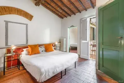 Image de Wine Apartments Florence Lambrusco est un grand et lumineux appartement situé au coeur de Florence, au troisième étage sans ascenseur, il dispose de 3 chambres, une grande cuisine équipée, deux salles de bain complètes, un petit balcon et une terra