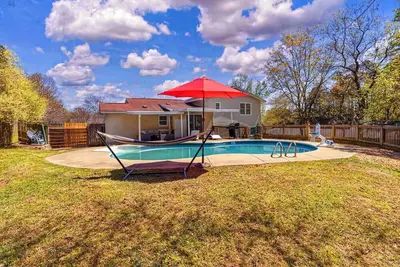 Image de Stylish 5br Split-Level Spacious Oasis w/Pool, Bbq & Game Room