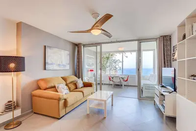 Image de Elegante apartamento con vista directa al mar